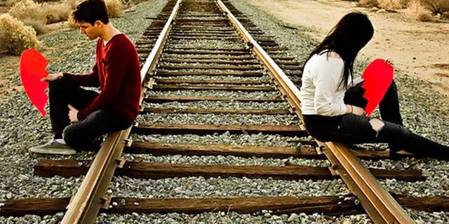 pareja-sentada-en-via-de-tren