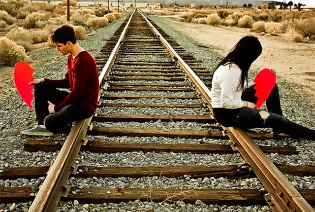 pareja-sentada-en-via-de-tren