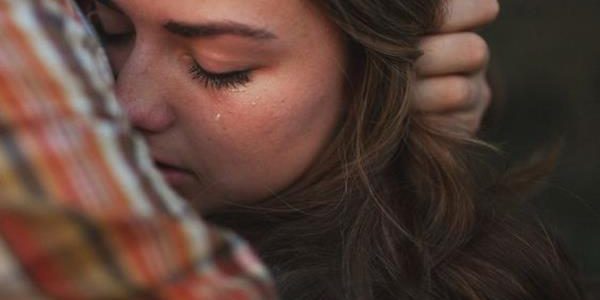 mujer-llorando-abrazada-a-su-pareja